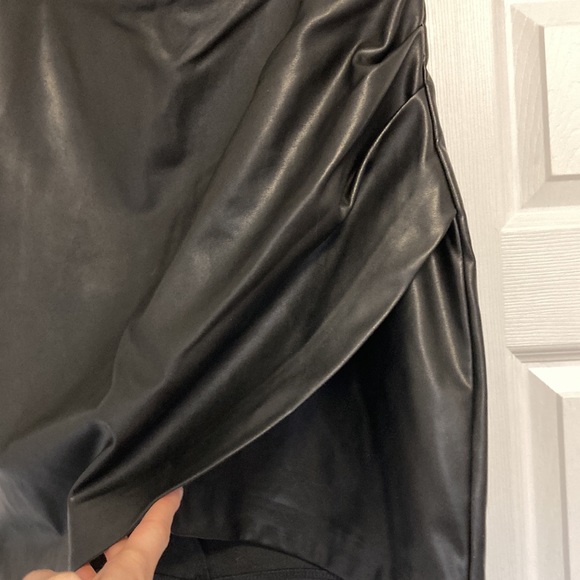 Black vegan leather skirt - Picture 2 of 4
